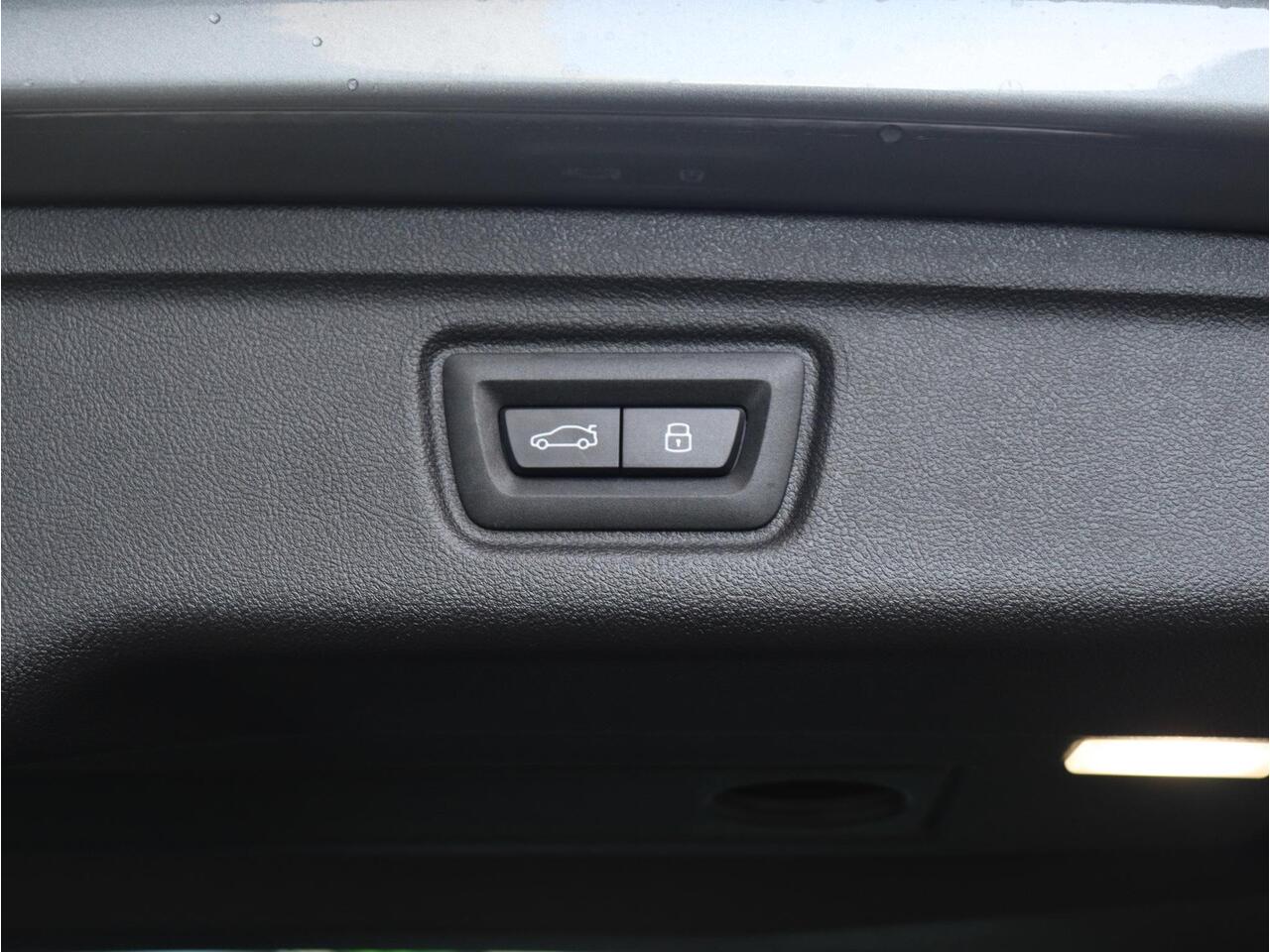 BMW 3-SERIE Touring 330e | M Sportpakket Pro | Panodak | Head-Up | Trekhaak | Driving Assistant Prof. | Parking Assistant Plus | Harman Kardon | Verwarmd Stuurwiel | 19'' LMV | Ekris Selection