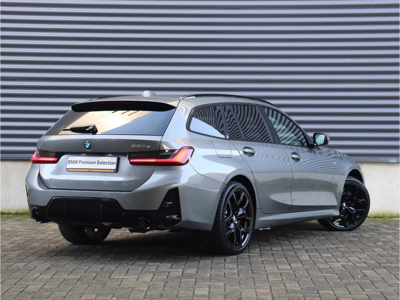 BMW 3-SERIE Touring 330e | M Sportpakket Pro | Panodak | Head-Up | Trekhaak | Driving Assistant Prof. | Parking Assistant Plus | Harman Kardon | Verwarmd Stuurwiel | 19'' LMV | Ekris Selection