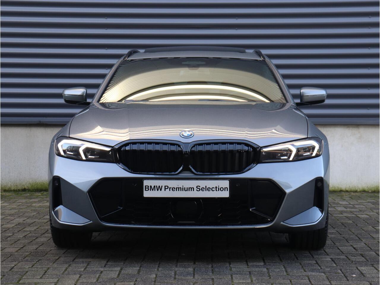 BMW 3-SERIE Touring 330e | M Sportpakket Pro | Panodak | Head-Up | Trekhaak | Driving Assistant Prof. | Parking Assistant Plus | Harman Kardon | Verwarmd Stuurwiel | 19'' LMV | Ekris Selection