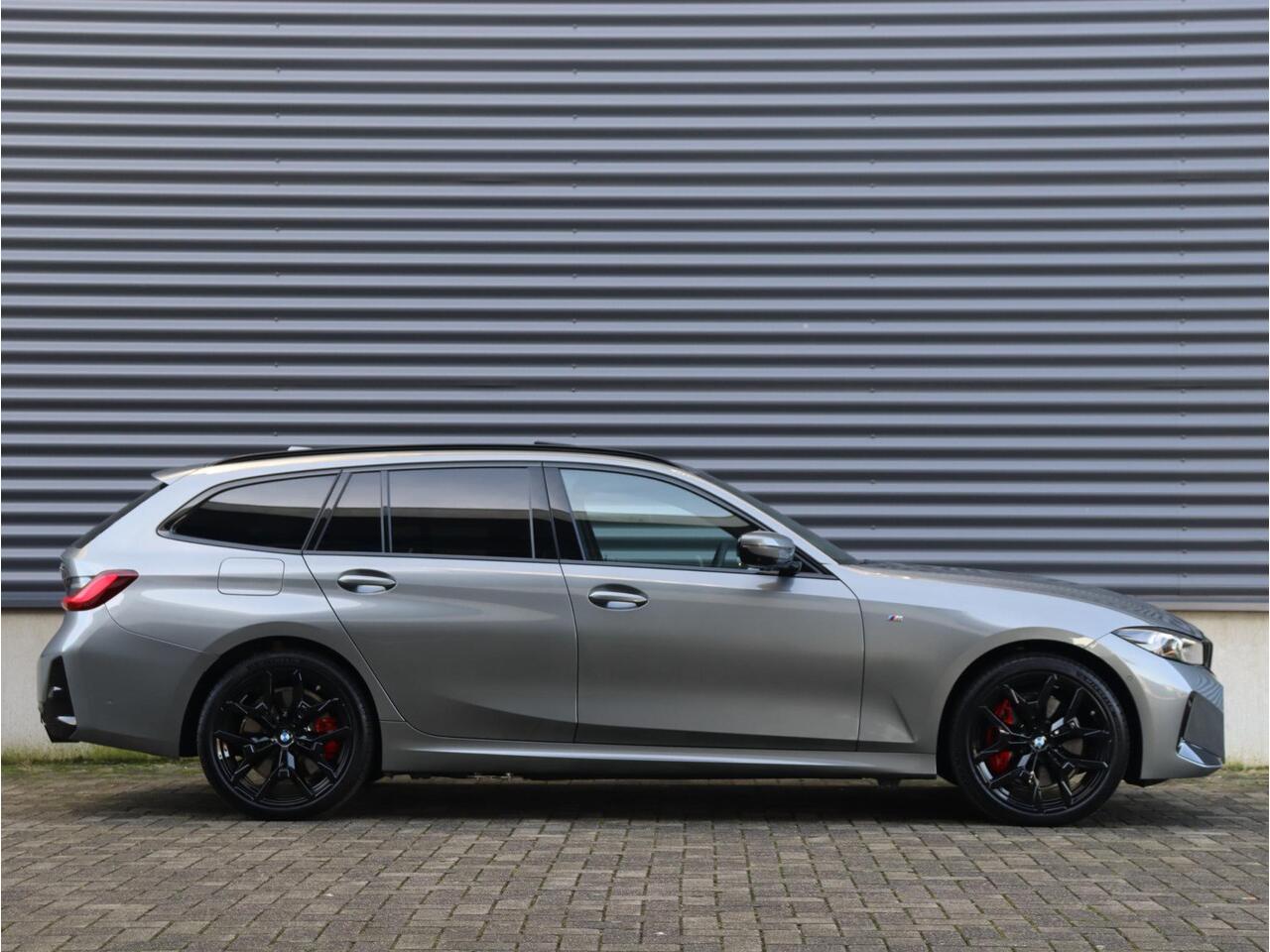 BMW 3-SERIE Touring 330e | M Sportpakket Pro | Panodak | Head-Up | Trekhaak | Driving Assistant Prof. | Parking Assistant Plus | Harman Kardon | Verwarmd Stuurwiel | 19'' LMV | Ekris Selection