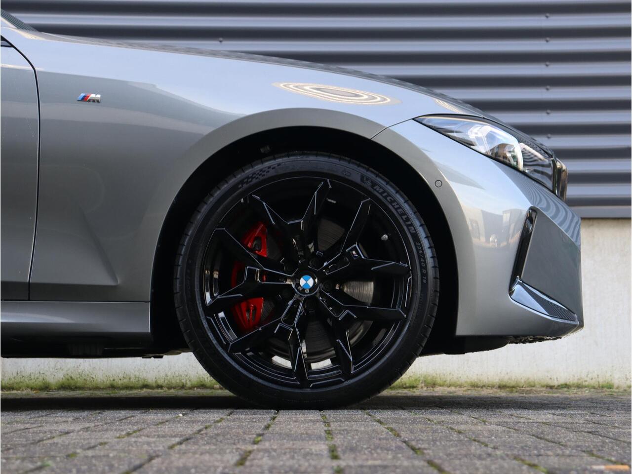 BMW 3-SERIE Touring 330e | M Sportpakket Pro | Panodak | Head-Up | Trekhaak | Driving Assistant Prof. | Parking Assistant Plus | Harman Kardon | Verwarmd Stuurwiel | 19'' LMV | Ekris Selection