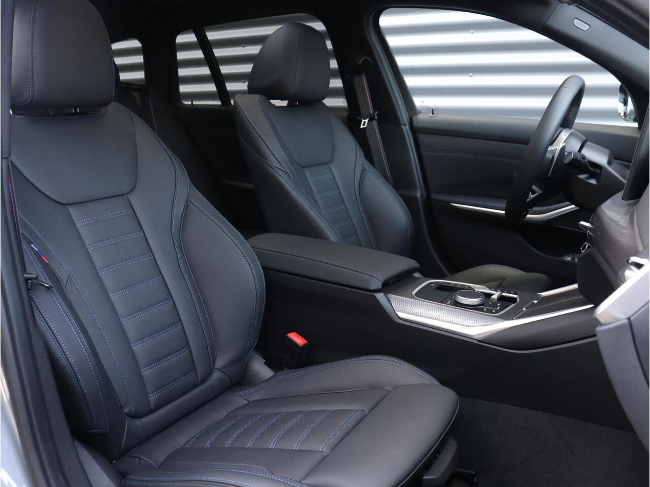 BMW 3-SERIE Touring 330e | M Sportpakket Pro | Panodak | Head-Up | Trekhaak | Driving Assistant Prof. | Parking Assistant Plus | Harman Kardon | Verwarmd Stuurwiel | 19'' LMV | Ekris Selection