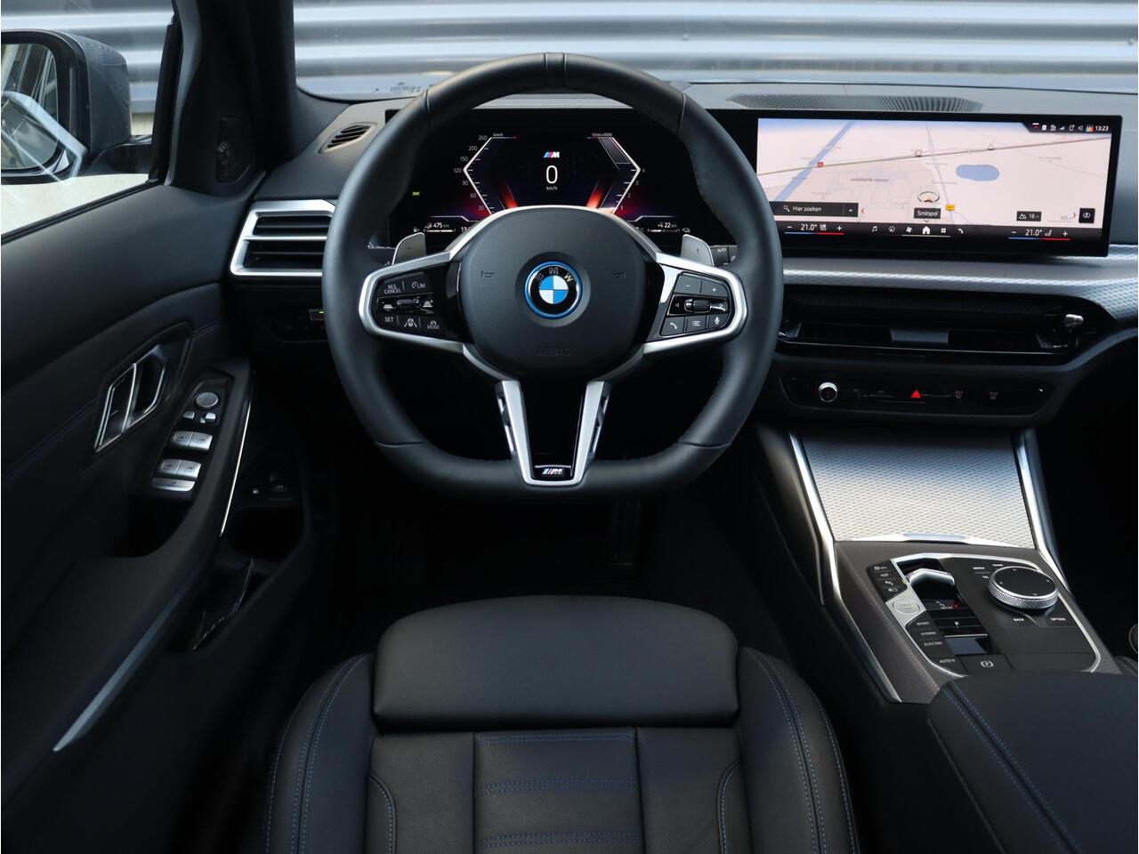 BMW 3-SERIE Touring 330e | M Sportpakket Pro | Panodak | Head-Up | Trekhaak | Driving Assistant Prof. | Parking Assistant Plus | Harman Kardon | Verwarmd Stuurwiel | 19'' LMV | Ekris Selection