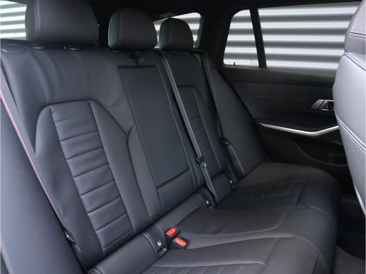 BMW 3-SERIE Touring 330e | M Sportpakket Pro | Panodak | Head-Up | Trekhaak | Driving Assistant Prof. | Parking Assistant Plus | Harman Kardon | Verwarmd Stuurwiel | 19'' LMV | Ekris Selection