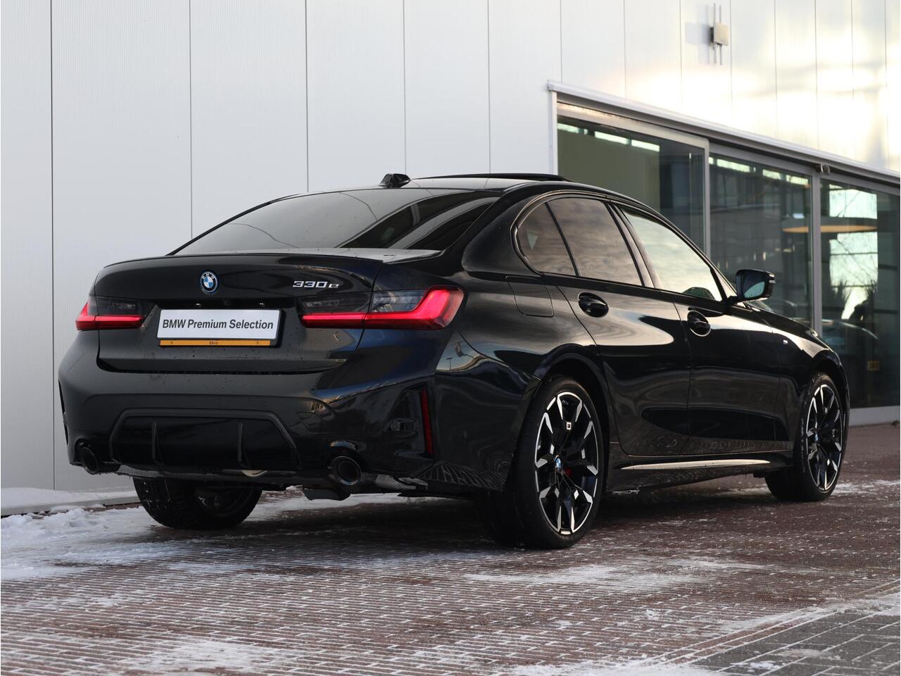 BMW 3-SERIE 330e M Sportpakket Pro/ 19 inch LM/ Stuurwielrand verwarmd/ Comfort Access/ Trekhaak/Panoramadak/ Harman-Kardon/ M Sportstoelen/ Driving Assistant Professional / Ekris Selection