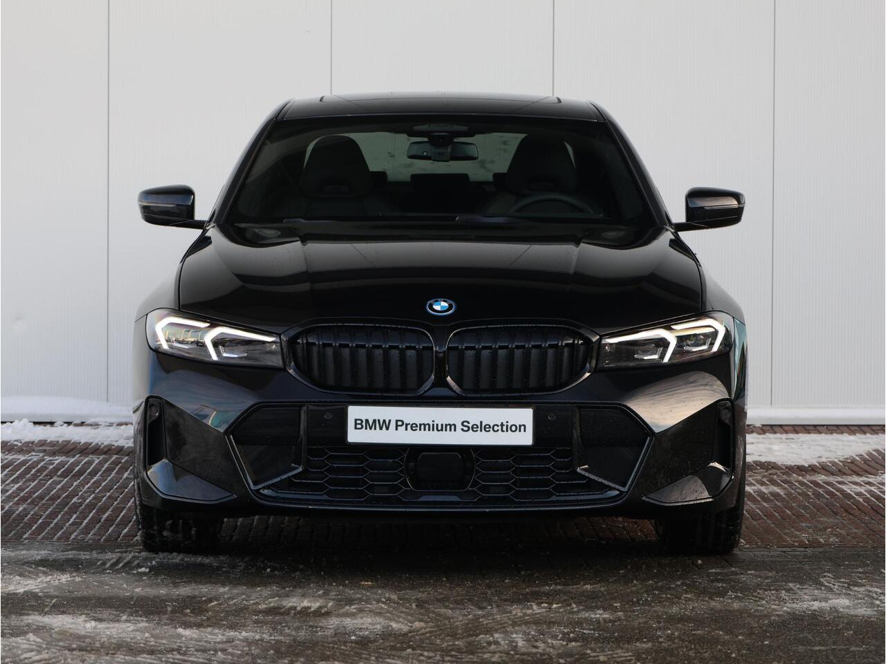 BMW 3-SERIE 330e M Sportpakket Pro/ 19 inch LM/ Stuurwielrand verwarmd/ Comfort Access/ Trekhaak/Panoramadak/ Harman-Kardon/ M Sportstoelen/ Driving Assistant Professional / Ekris Selection