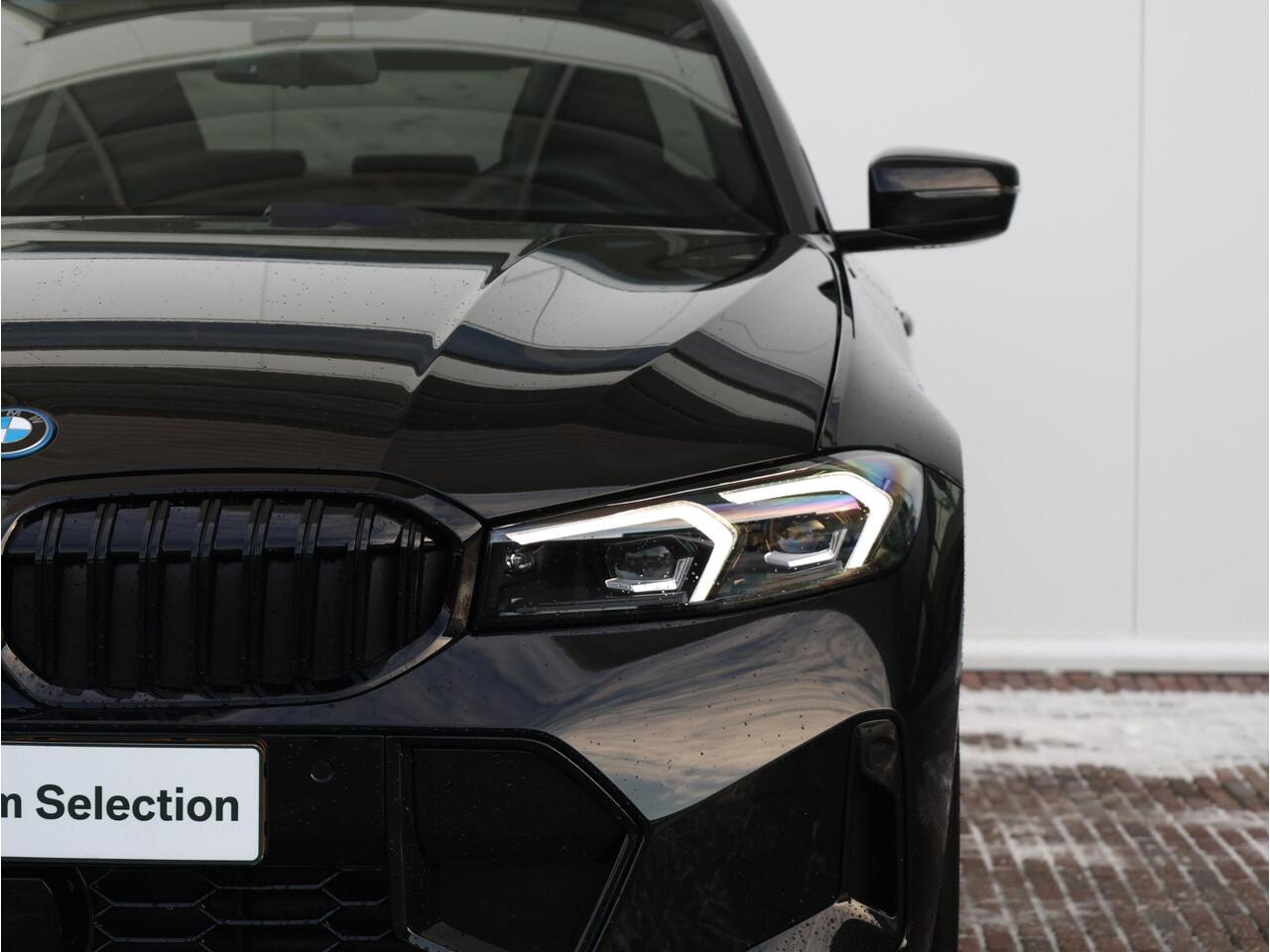 BMW 3-SERIE 330e M Sportpakket Pro/ 19 inch LM/ Stuurwielrand verwarmd/ Comfort Access/ Trekhaak/Panoramadak/ Harman-Kardon/ M Sportstoelen/ Driving Assistant Professional / Ekris Selection