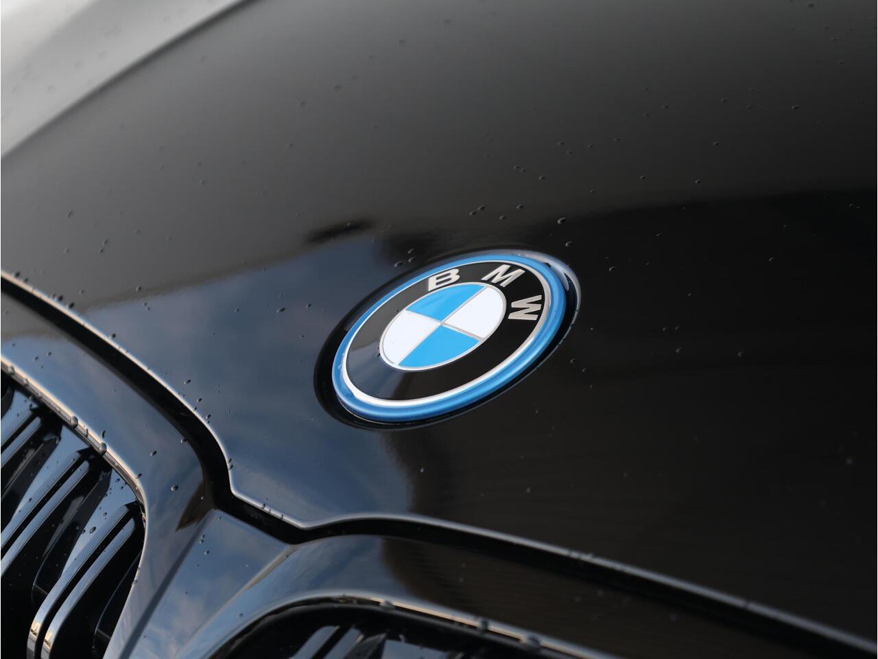 BMW 3-SERIE 330e M Sportpakket Pro/ 19 inch LM/ Stuurwielrand verwarmd/ Comfort Access/ Trekhaak/Panoramadak/ Harman-Kardon/ M Sportstoelen/ Driving Assistant Professional / Ekris Selection