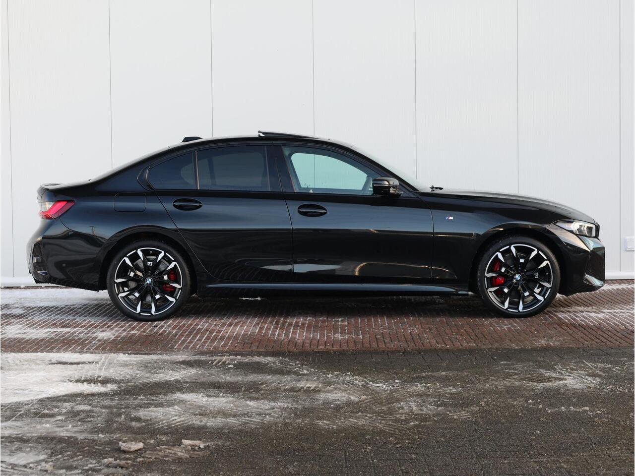 BMW 3-SERIE 330e M Sportpakket Pro/ 19 inch LM/ Stuurwielrand verwarmd/ Comfort Access/ Trekhaak/Panoramadak/ Harman-Kardon/ M Sportstoelen/ Driving Assistant Professional / Ekris Selection