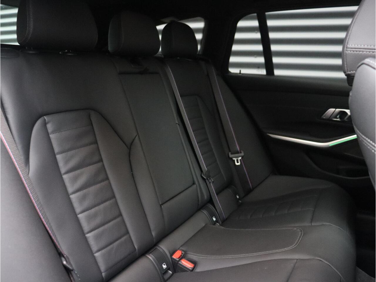 BMW 3-SERIE Touring 330e | M Sportpakket Pro | Panodak | Harman Kardon | Elektr. Stoelen | Driving Assistant | Adaptive Cruise Control | Comfort Acces | Camera | 19'' LMV | Ekris Selection