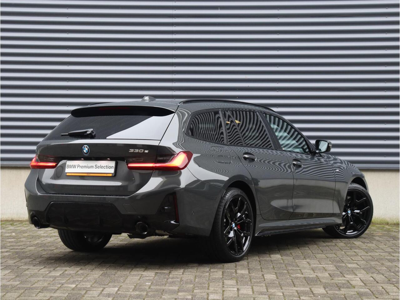 BMW 3-SERIE Touring 330e | M Sportpakket Pro | Panodak | Harman Kardon | Elektr. Stoelen | Driving Assistant | Adaptive Cruise Control | Comfort Acces | Camera | 19'' LMV | Ekris Selection