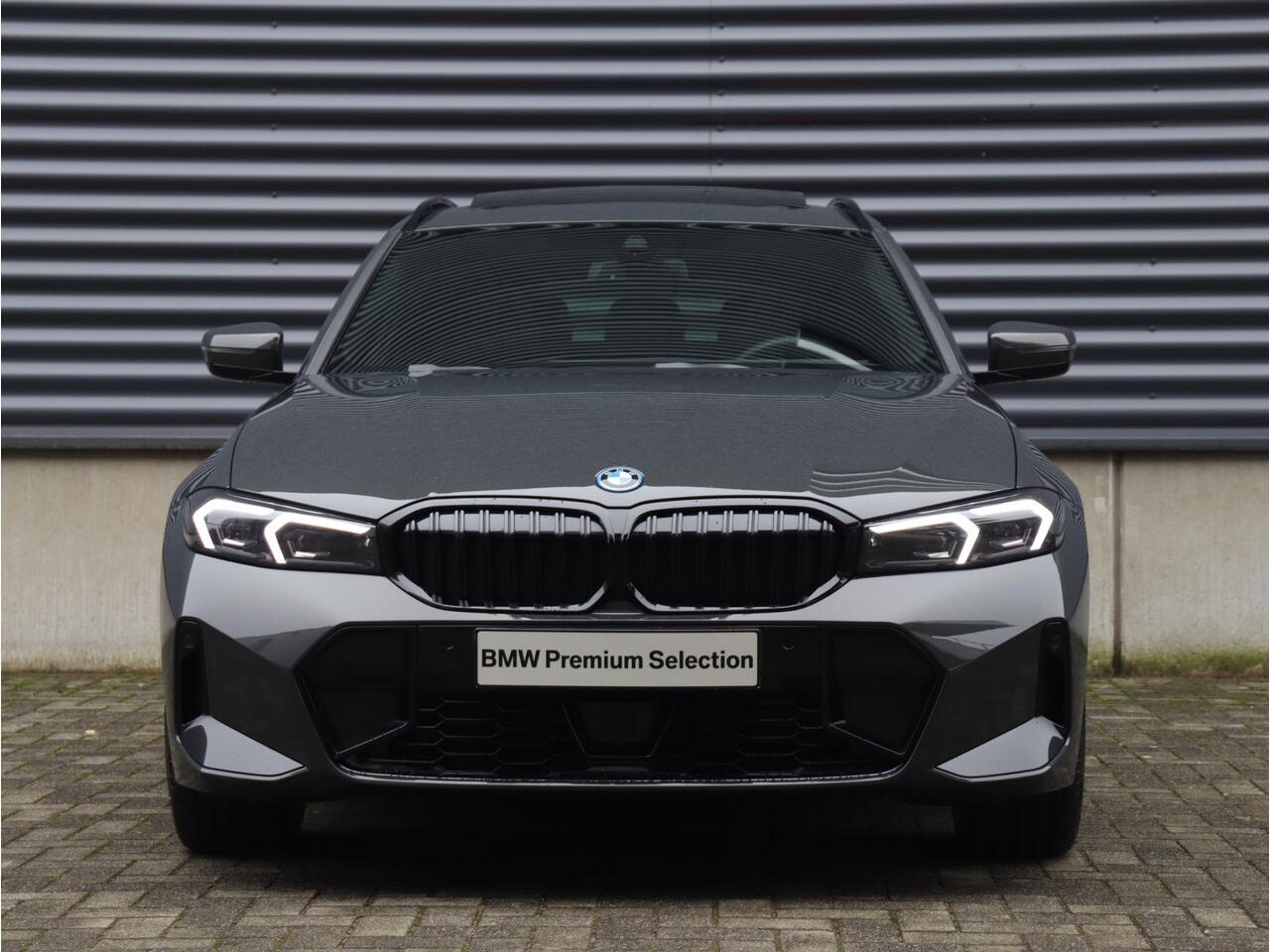 BMW 3-SERIE Touring 330e | M Sportpakket Pro | Panodak | Harman Kardon | Elektr. Stoelen | Driving Assistant | Adaptive Cruise Control | Comfort Acces | Camera | 19'' LMV | Ekris Selection