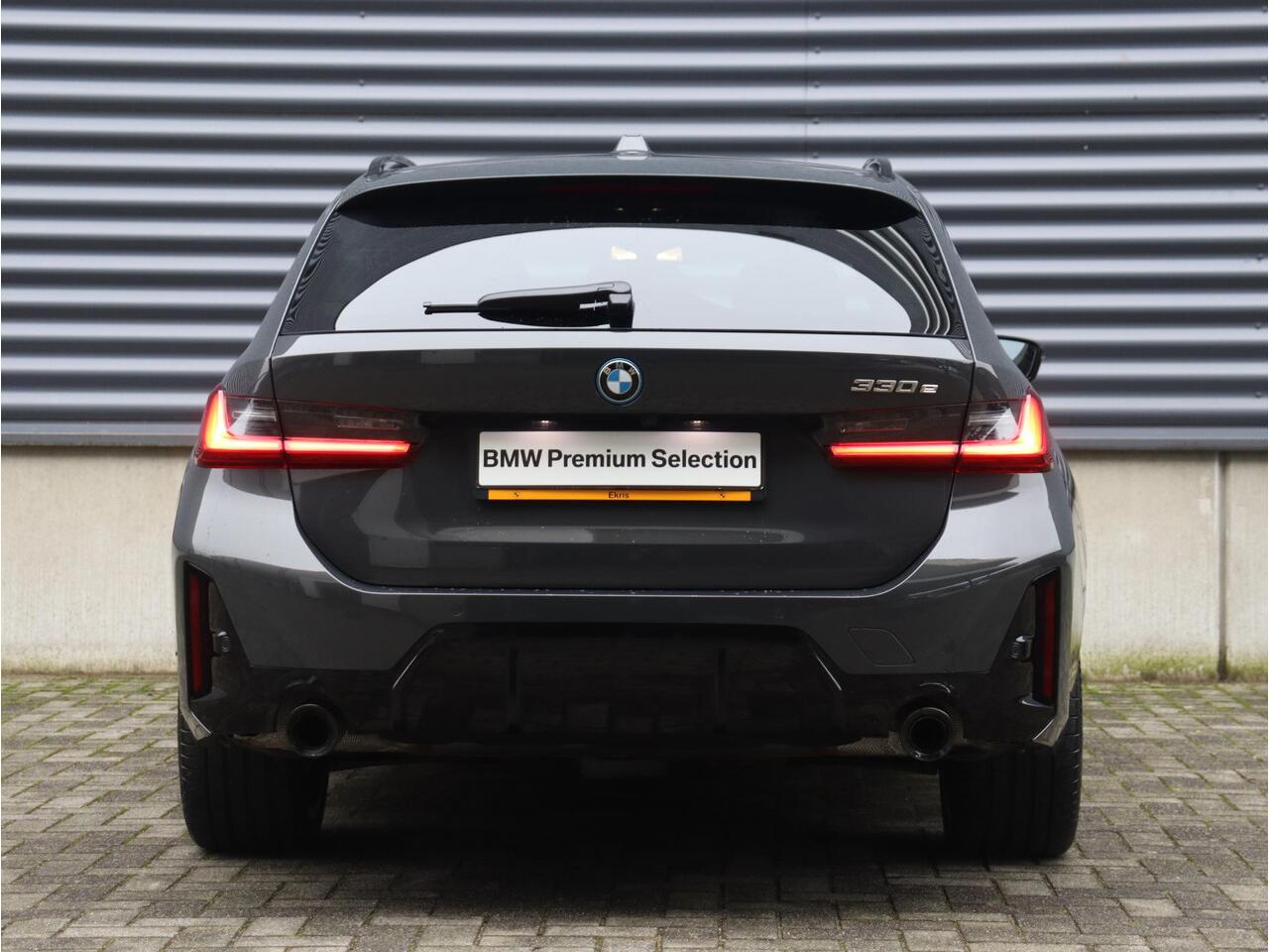 BMW 3-SERIE Touring 330e | M Sportpakket Pro | Panodak | Harman Kardon | Elektr. Stoelen | Driving Assistant | Adaptive Cruise Control | Comfort Acces | Camera | 19'' LMV | Ekris Selection