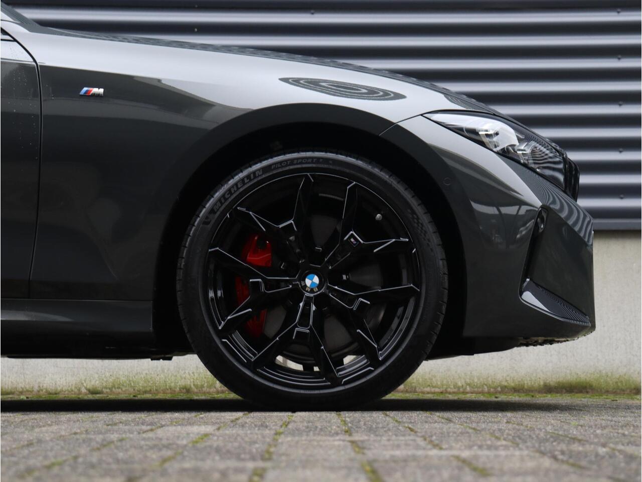 BMW 3-SERIE Touring 330e | M Sportpakket Pro | Panodak | Harman Kardon | Elektr. Stoelen | Driving Assistant | Adaptive Cruise Control | Comfort Acces | Camera | 19'' LMV | Ekris Selection