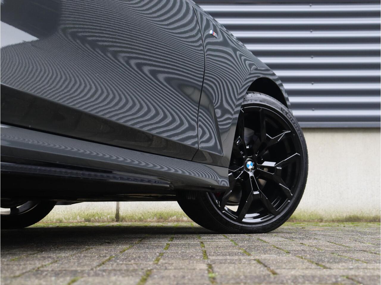 BMW 3-SERIE Touring 330e | M Sportpakket Pro | Panodak | Harman Kardon | Elektr. Stoelen | Driving Assistant | Adaptive Cruise Control | Comfort Acces | Camera | 19'' LMV | Ekris Selection