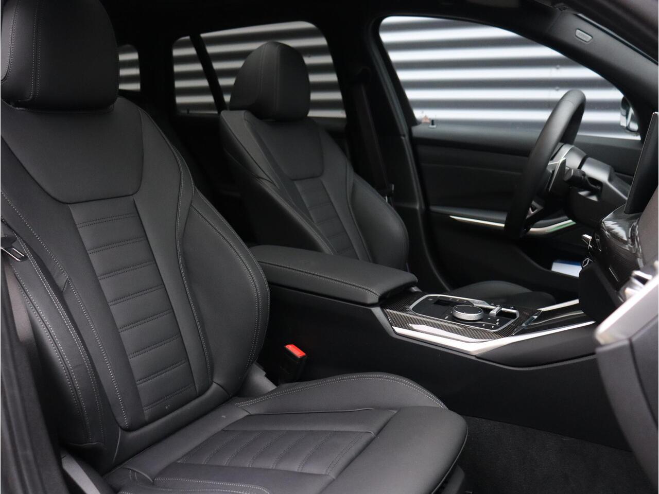 BMW 3-SERIE Touring 330e | M Sportpakket Pro | Panodak | Harman Kardon | Elektr. Stoelen | Driving Assistant | Adaptive Cruise Control | Comfort Acces | Camera | 19'' LMV | Ekris Selection