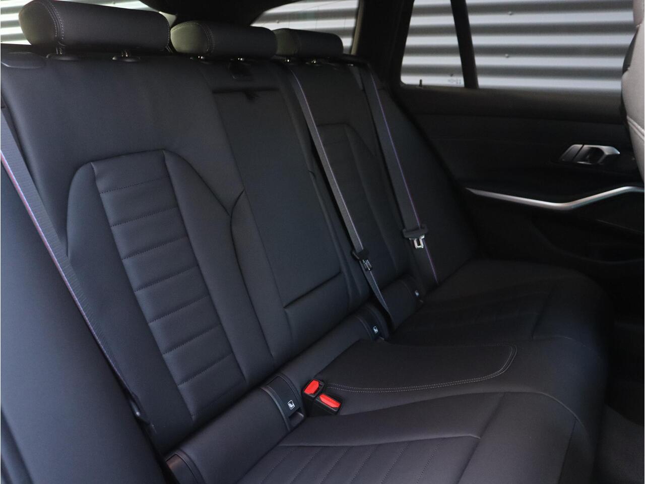 BMW 3-SERIE Touring 330e Individual Lak | M sportpakket Pro | Innovation Pack | Comfort Pack | Trekhaak | Panoramadak