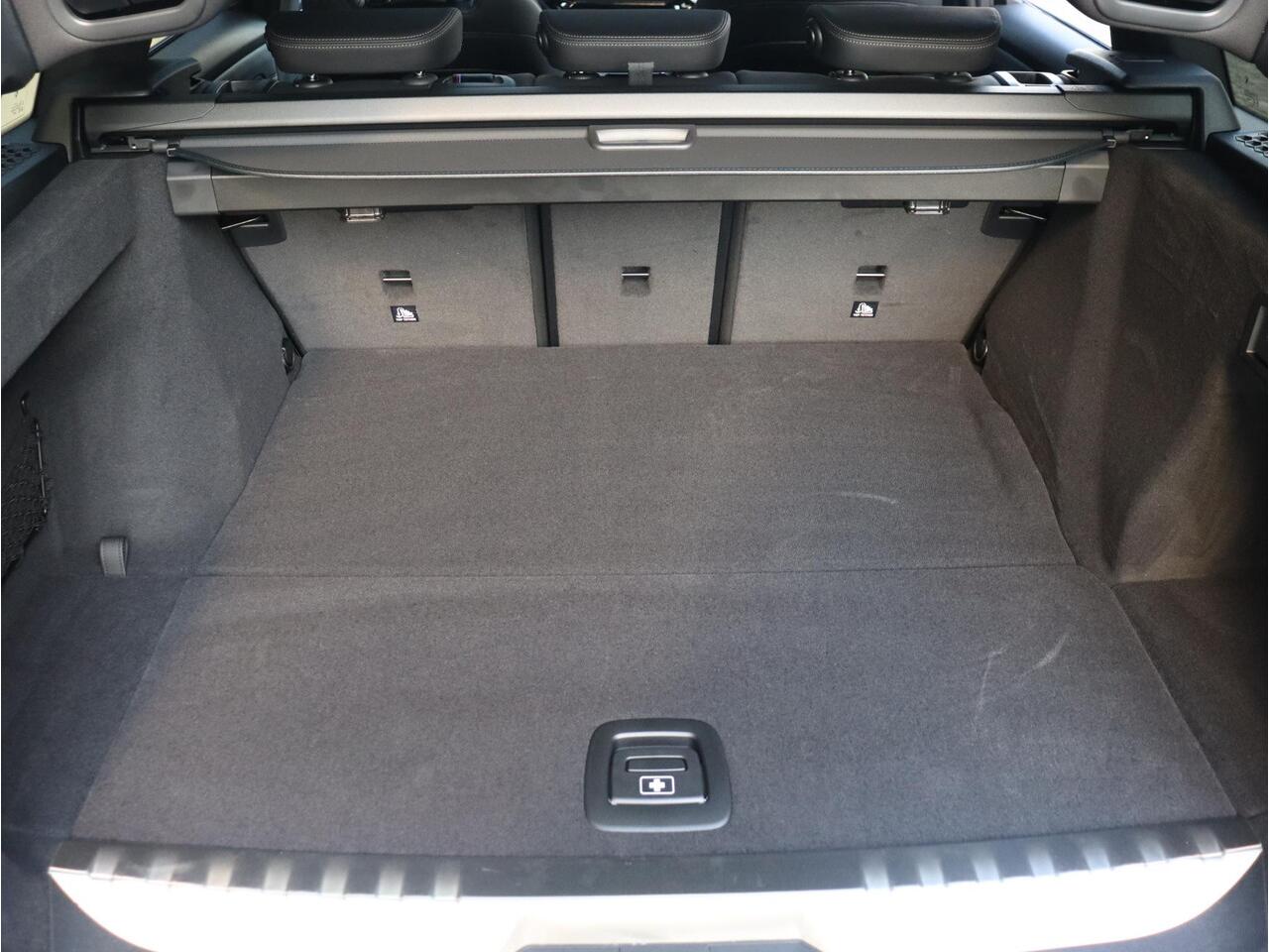 BMW 3-SERIE Touring 330e Individual Lak | M sportpakket Pro | Innovation Pack | Comfort Pack | Trekhaak | Panoramadak