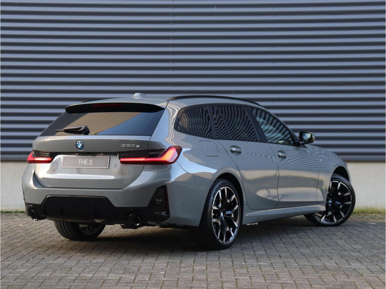 BMW 3-SERIE Touring 330e Individual Lak | M sportpakket Pro | Innovation Pack | Comfort Pack | Trekhaak | Panoramadak