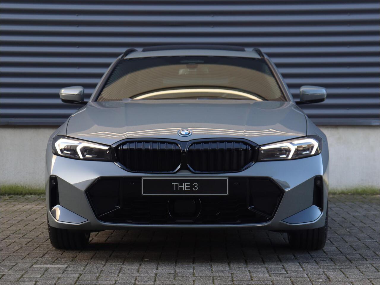 BMW 3-SERIE Touring 330e Individual Lak | M sportpakket Pro | Innovation Pack | Comfort Pack | Trekhaak | Panoramadak