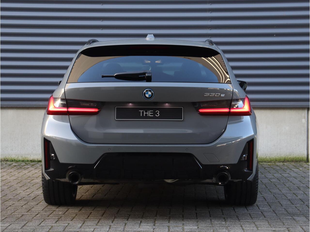 BMW 3-SERIE Touring 330e Individual Lak | M sportpakket Pro | Innovation Pack | Comfort Pack | Trekhaak | Panoramadak