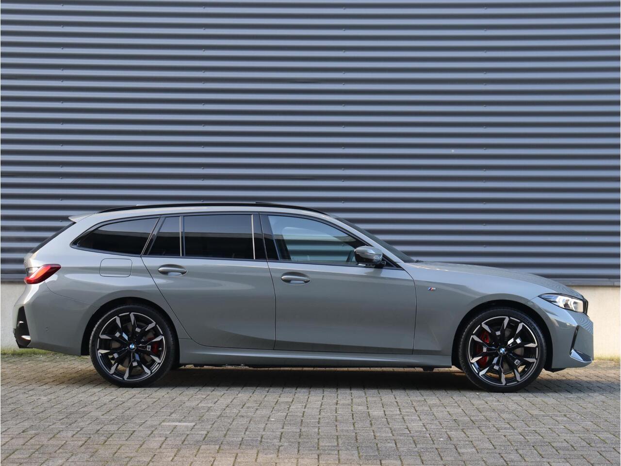 BMW 3-SERIE Touring 330e Individual Lak | M sportpakket Pro | Innovation Pack | Comfort Pack | Trekhaak | Panoramadak