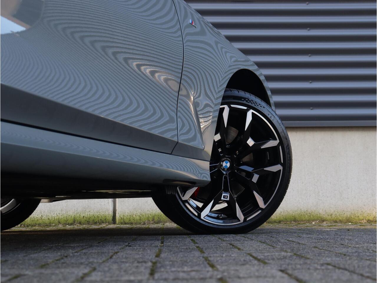 BMW 3-SERIE Touring 330e Individual Lak | M sportpakket Pro | Innovation Pack | Comfort Pack | Trekhaak | Panoramadak