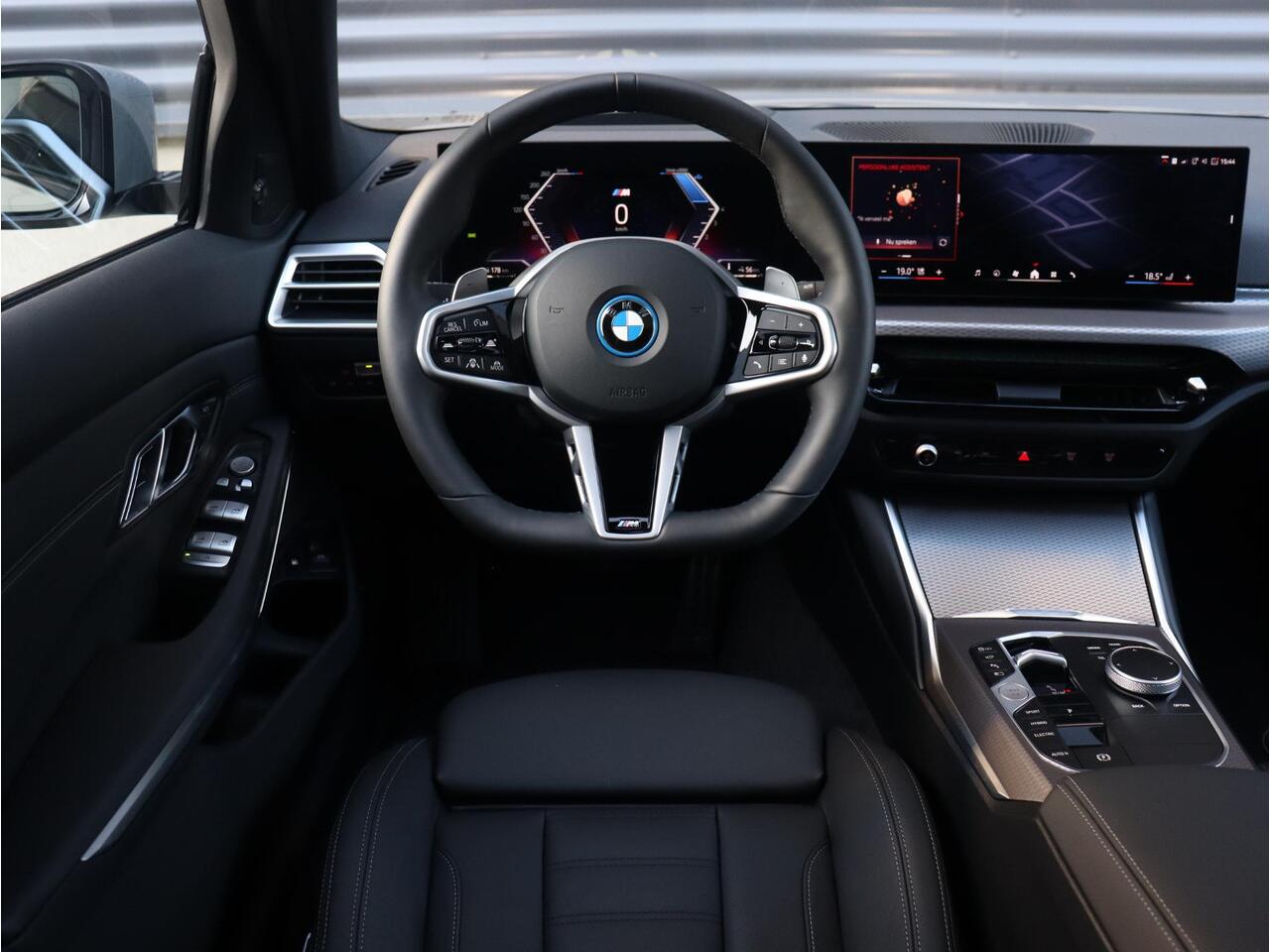 BMW 3-SERIE Touring 330e Individual Lak | M sportpakket Pro | Innovation Pack | Comfort Pack | Trekhaak | Panoramadak