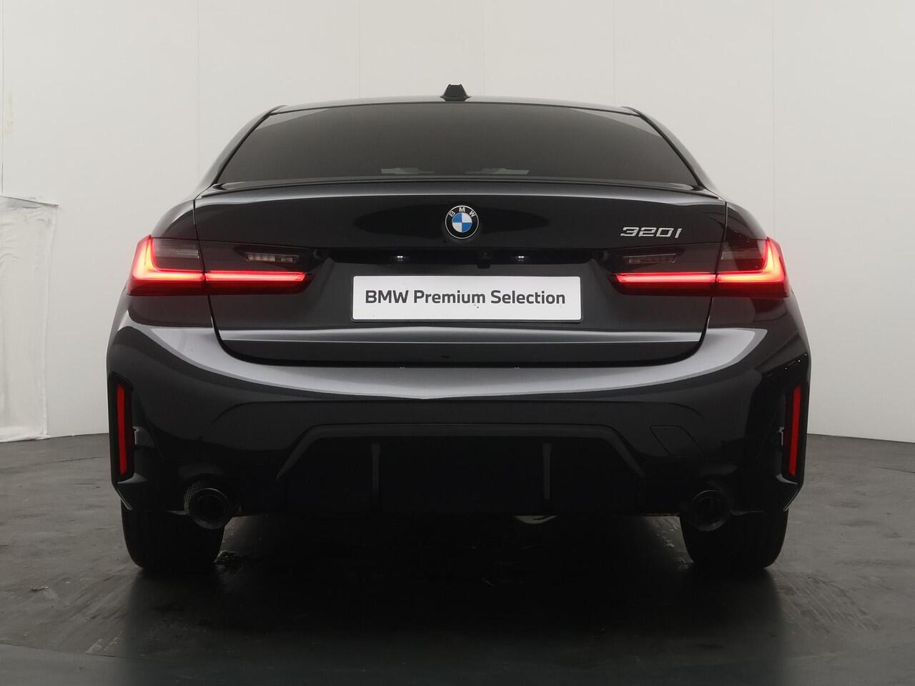 BMW 3-SERIE Sedan 320i xDrive M Sportpakket Pro | Comfort Pack | Trekhaak | Harman Kardon | Showroom Selection