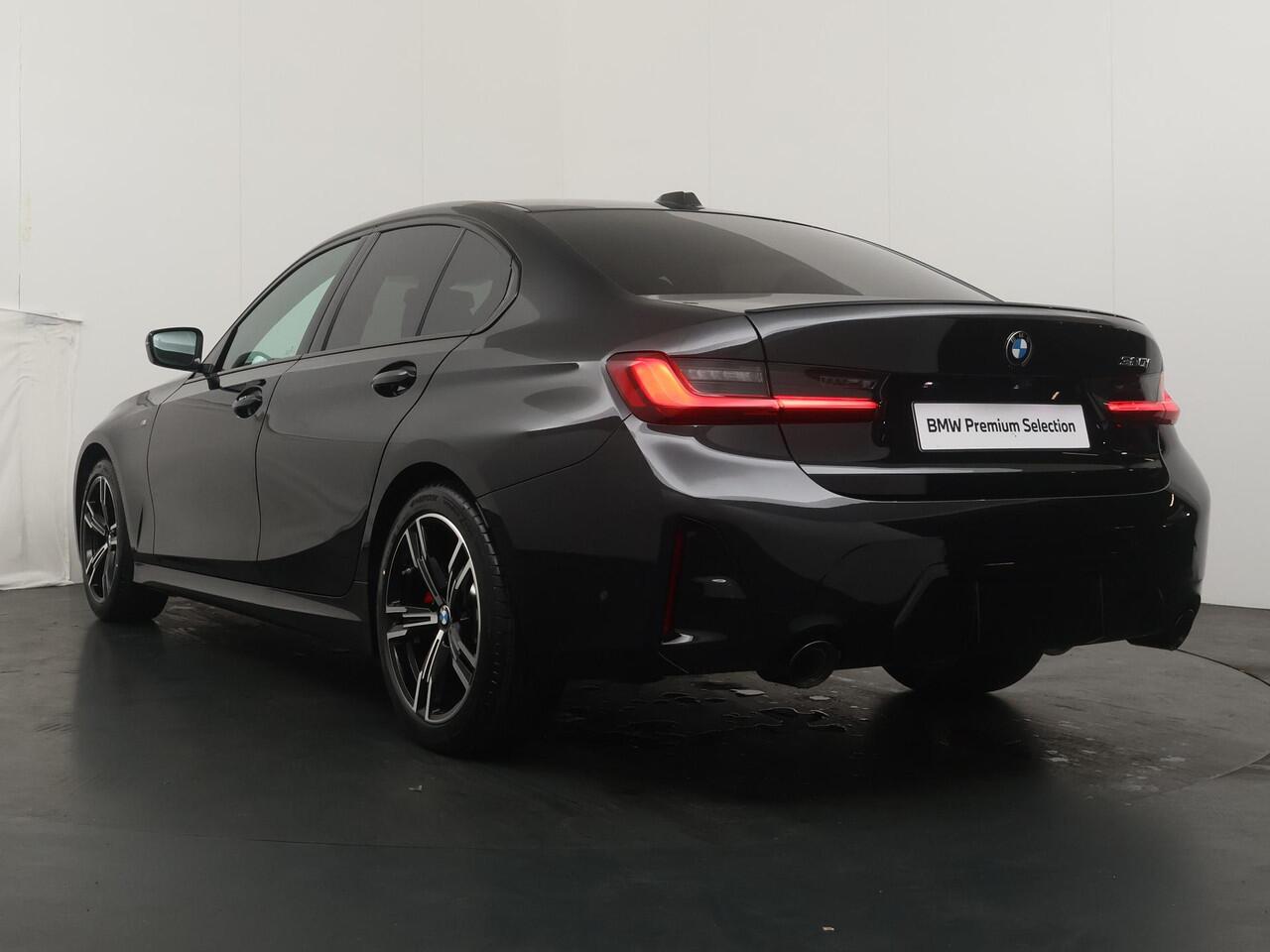 BMW 3-SERIE Sedan 320i xDrive M Sportpakket Pro | Comfort Pack | Trekhaak | Harman Kardon | Showroom Selection