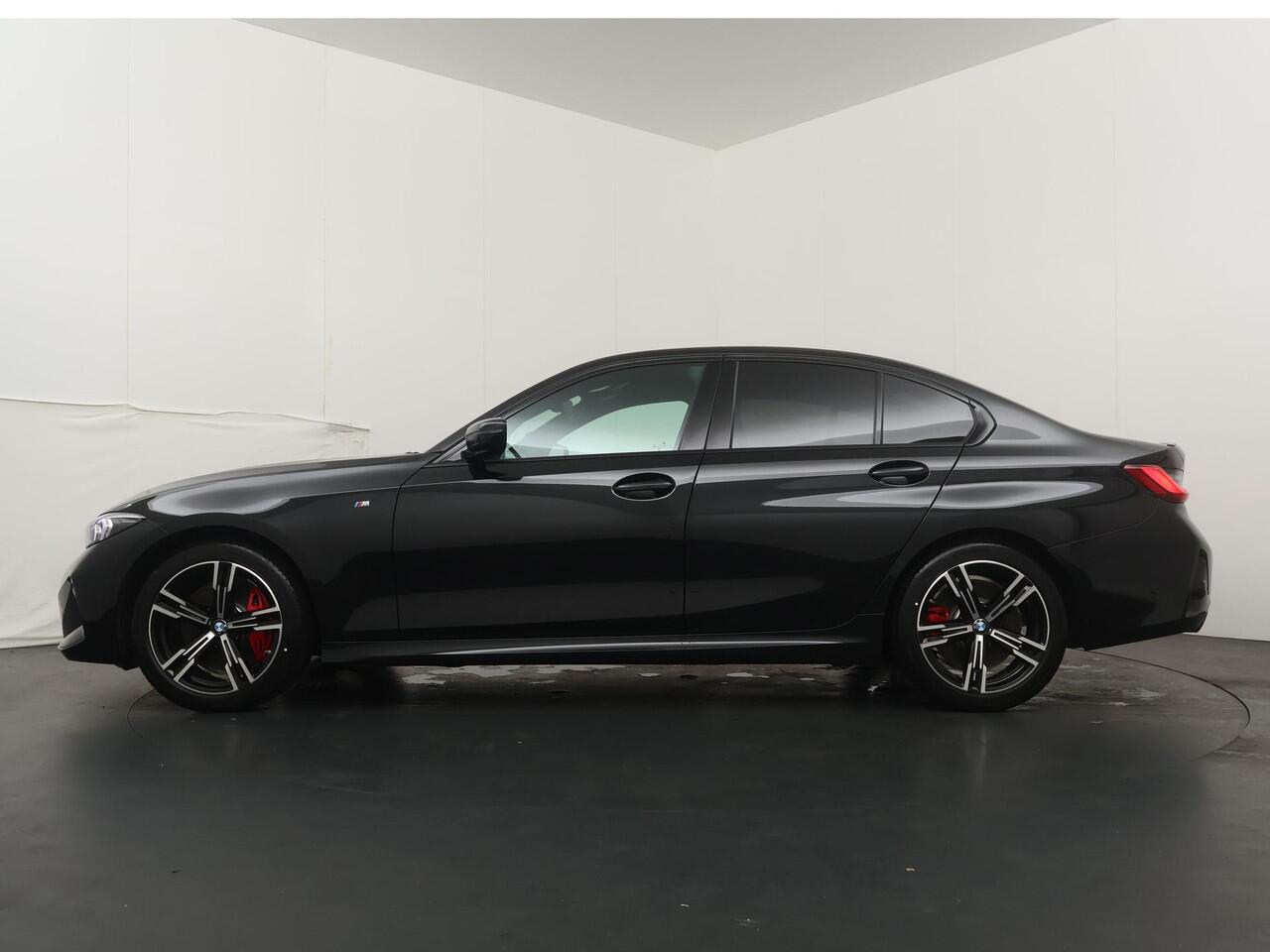 BMW 3-SERIE Sedan 320i xDrive M Sportpakket Pro | Comfort Pack | Trekhaak | Harman Kardon | Showroom Selection