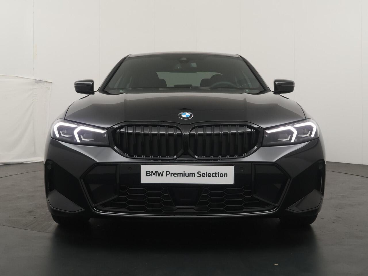 BMW 3-SERIE Sedan 320i xDrive M Sportpakket Pro | Comfort Pack | Trekhaak | Harman Kardon | Showroom Selection