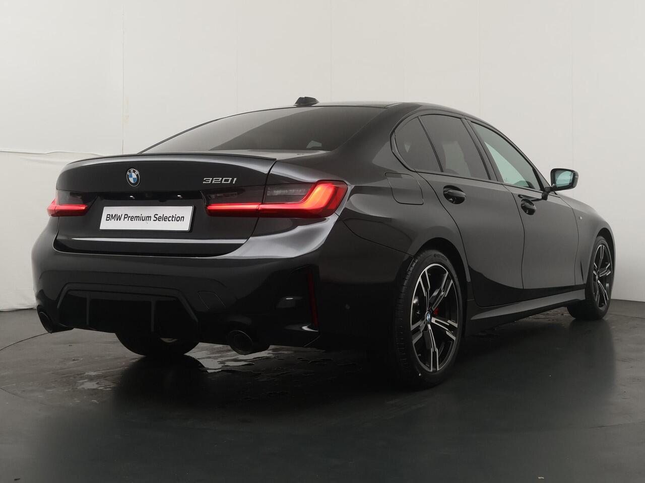 BMW 3-SERIE Sedan 320i xDrive M Sportpakket Pro | Comfort Pack | Trekhaak | Harman Kardon | Showroom Selection