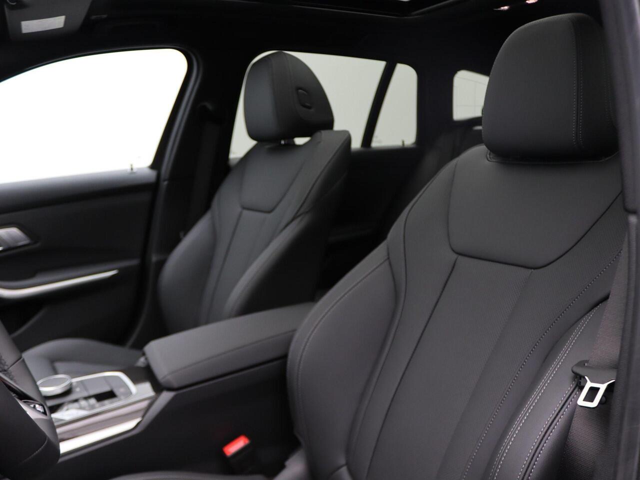 BMW 3-SERIE Touring 330e M Sport Edition | Innovation Pack | Comfort Pack | Stuurwielrand Verwarmd | Trekhaak | Panoramdak | Elektrisch Verstelbare Sportstoelen | Driving Assistant | DAB | HiFi | 19'' | Ekris Selection