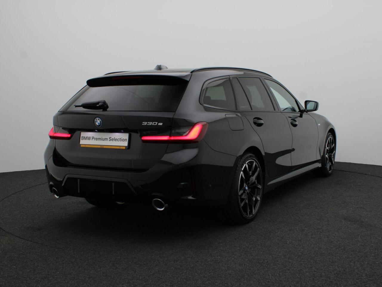 BMW 3-SERIE Touring 330e M Sport Edition | Innovation Pack | Comfort Pack | Stuurwielrand Verwarmd | Trekhaak | Panoramdak | Elektrisch Verstelbare Sportstoelen | Driving Assistant | DAB | HiFi | 19'' | Ekris Selection