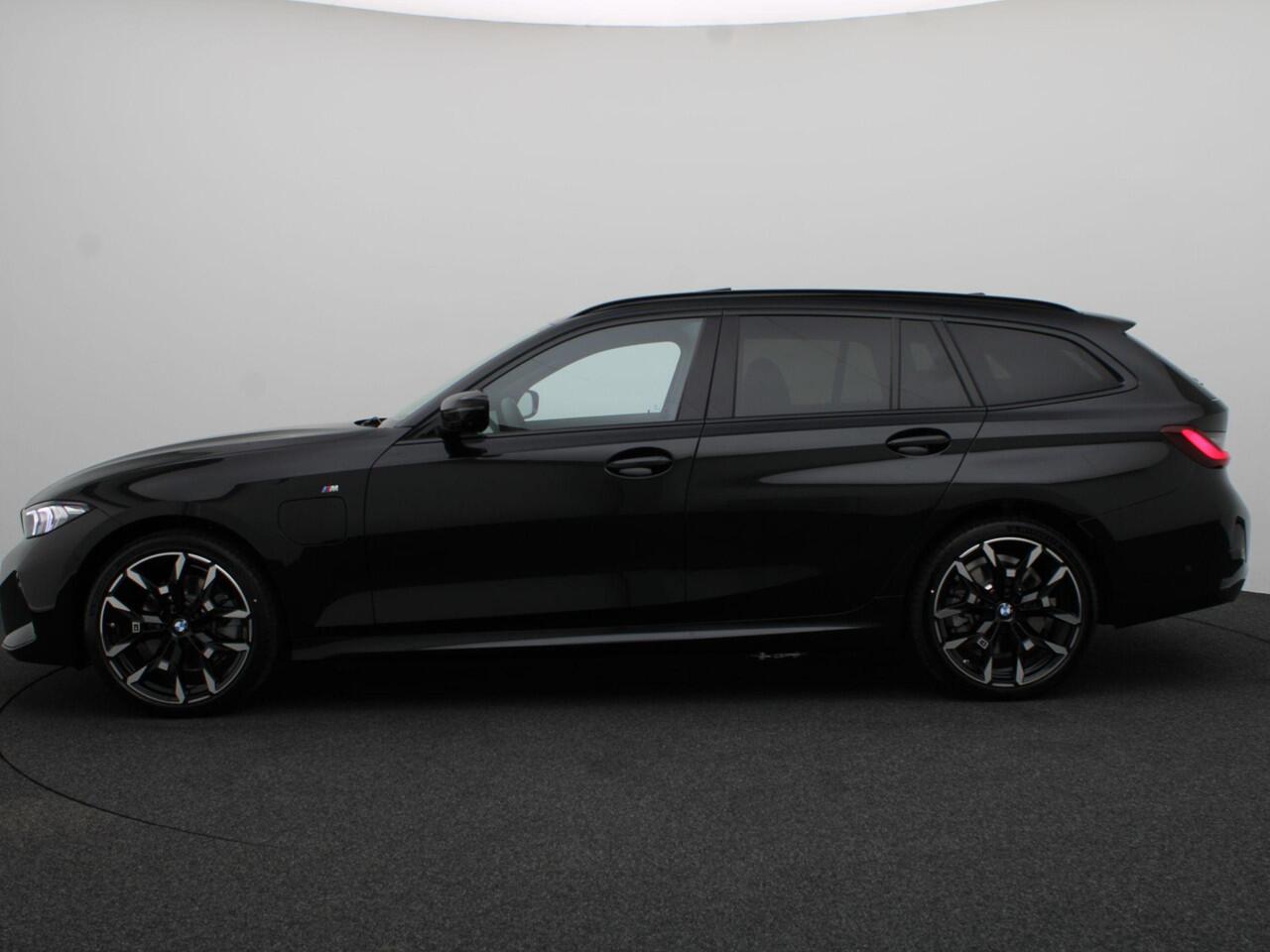 BMW 3-SERIE Touring 330e M Sport Edition | Innovation Pack | Comfort Pack | Stuurwielrand Verwarmd | Trekhaak | Panoramdak | Elektrisch Verstelbare Sportstoelen | Driving Assistant | DAB | HiFi | 19'' | Ekris Selection