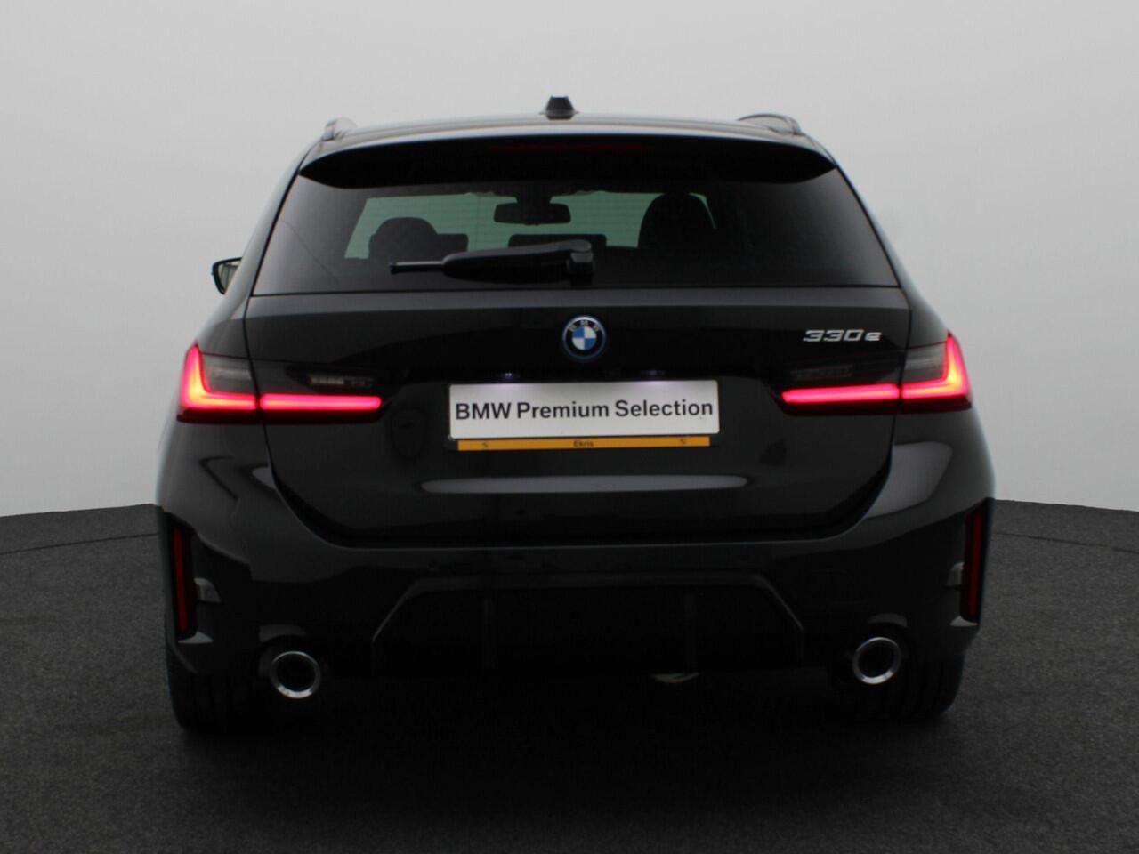 BMW 3-SERIE Touring 330e M Sport Edition | Innovation Pack | Comfort Pack | Stuurwielrand Verwarmd | Trekhaak | Panoramdak | Elektrisch Verstelbare Sportstoelen | Driving Assistant | DAB | HiFi | 19'' | Ekris Selection