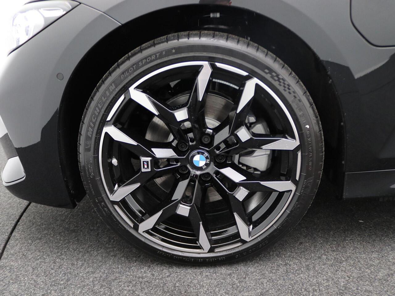 BMW 3-SERIE Touring 330e M Sport Edition | Innovation Pack | Comfort Pack | Stuurwielrand Verwarmd | Trekhaak | Panoramdak | Elektrisch Verstelbare Sportstoelen | Driving Assistant | DAB | HiFi | 19'' | Ekris Selection
