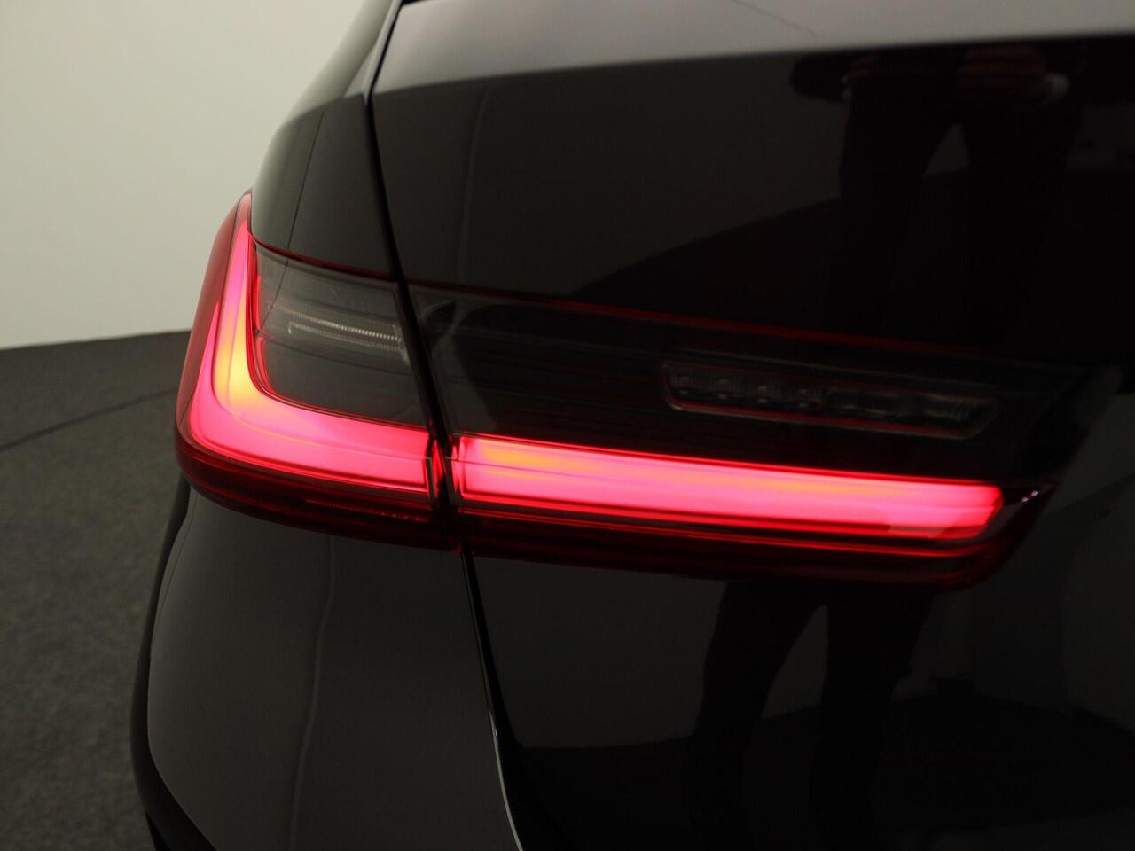 BMW 3-SERIE Touring 330e M Sport Edition | Innovation Pack | Comfort Pack | Stuurwielrand Verwarmd | Trekhaak | Panoramdak | Elektrisch Verstelbare Sportstoelen | Driving Assistant | DAB | HiFi | 19'' | Ekris Selection