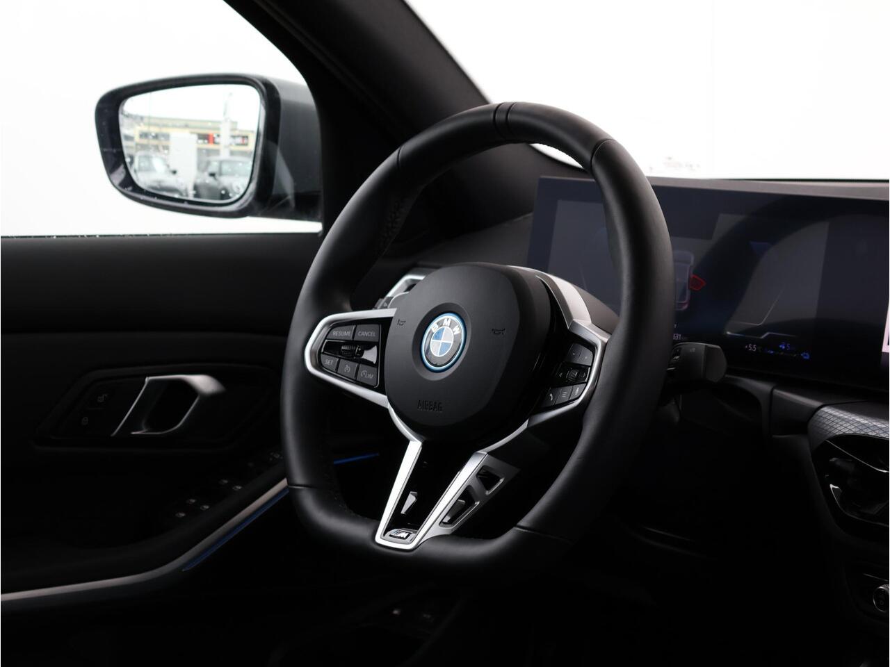 BMW 3-SERIE 330e M Sportpakket Pro/ Verwarmd Stuurwiel/ Comfort Access/ Trekhaak/ HiFi/ Cruise Control/ Stoelverwarming/ 19"LMV/ Achteruitrijcamera | Ekris Selection