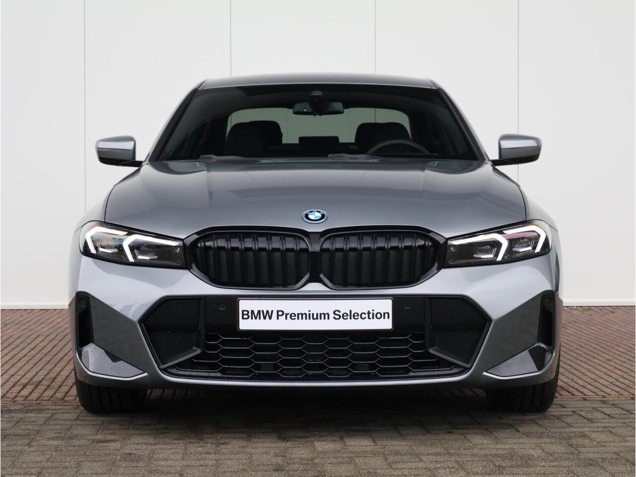 BMW 3-SERIE 330e M Sportpakket Pro/ Verwarmd Stuurwiel/ Comfort Access/ Trekhaak/ HiFi/ Cruise Control/ Stoelverwarming/ 19"LMV/ Achteruitrijcamera | Ekris Selection