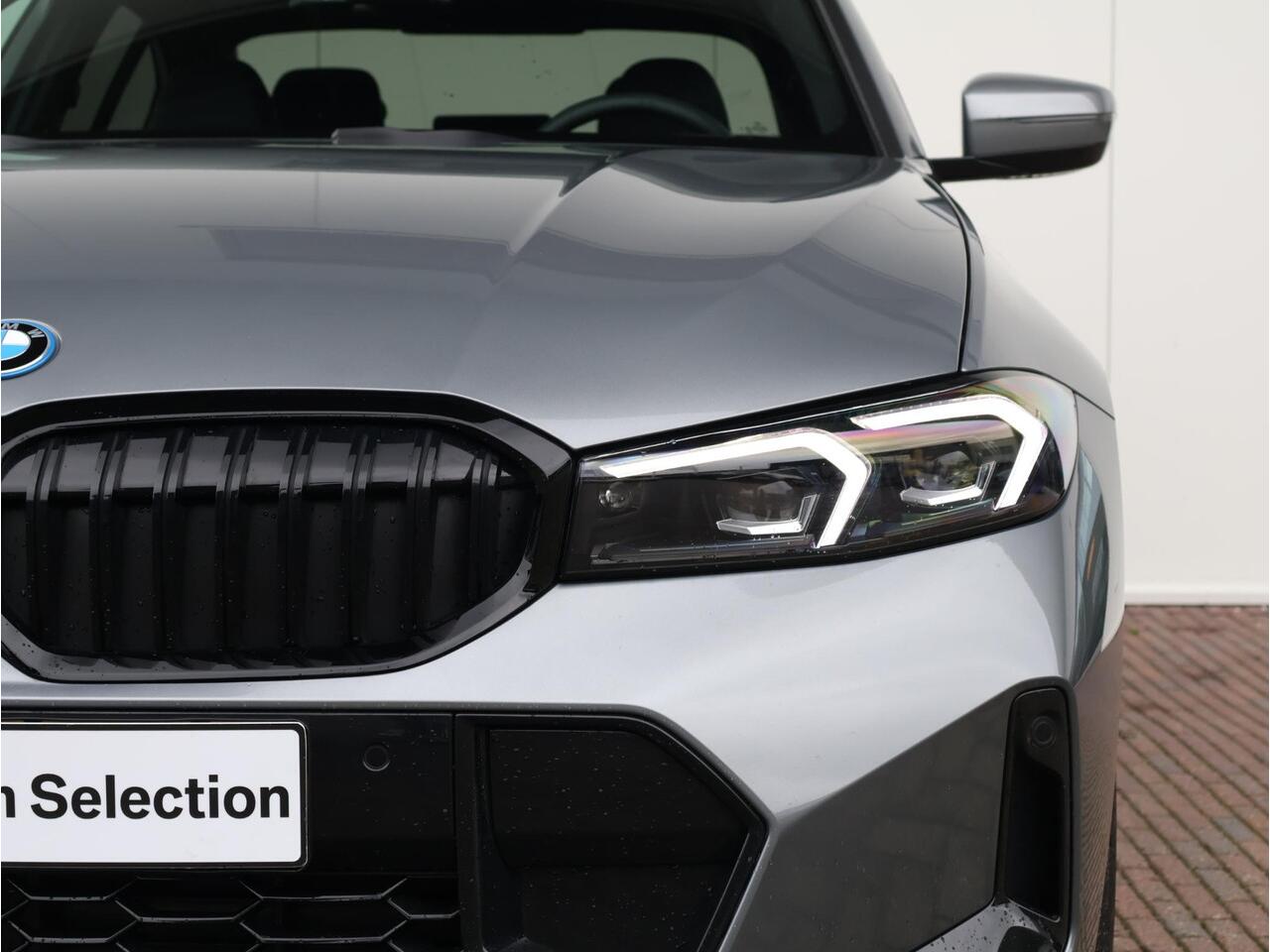 BMW 3-SERIE 330e M Sportpakket Pro/ Verwarmd Stuurwiel/ Comfort Access/ Trekhaak/ HiFi/ Cruise Control/ Stoelverwarming/ 19"LMV/ Achteruitrijcamera | Ekris Selection