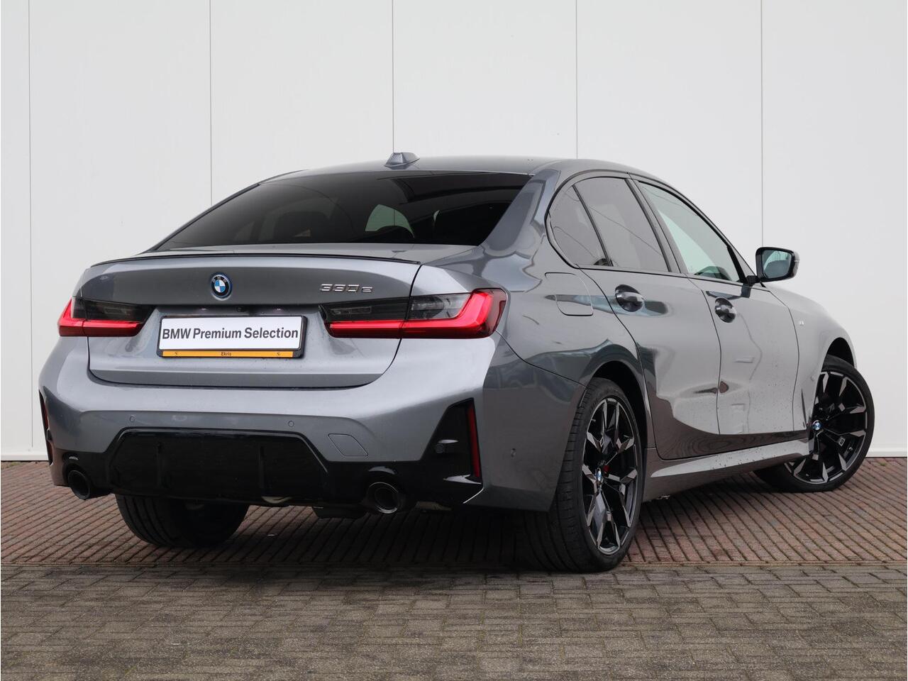 BMW 3-SERIE 330e M Sportpakket Pro/ Verwarmd Stuurwiel/ Comfort Access/ Trekhaak/ HiFi/ Cruise Control/ Stoelverwarming/ 19"LMV/ Achteruitrijcamera | Ekris Selection