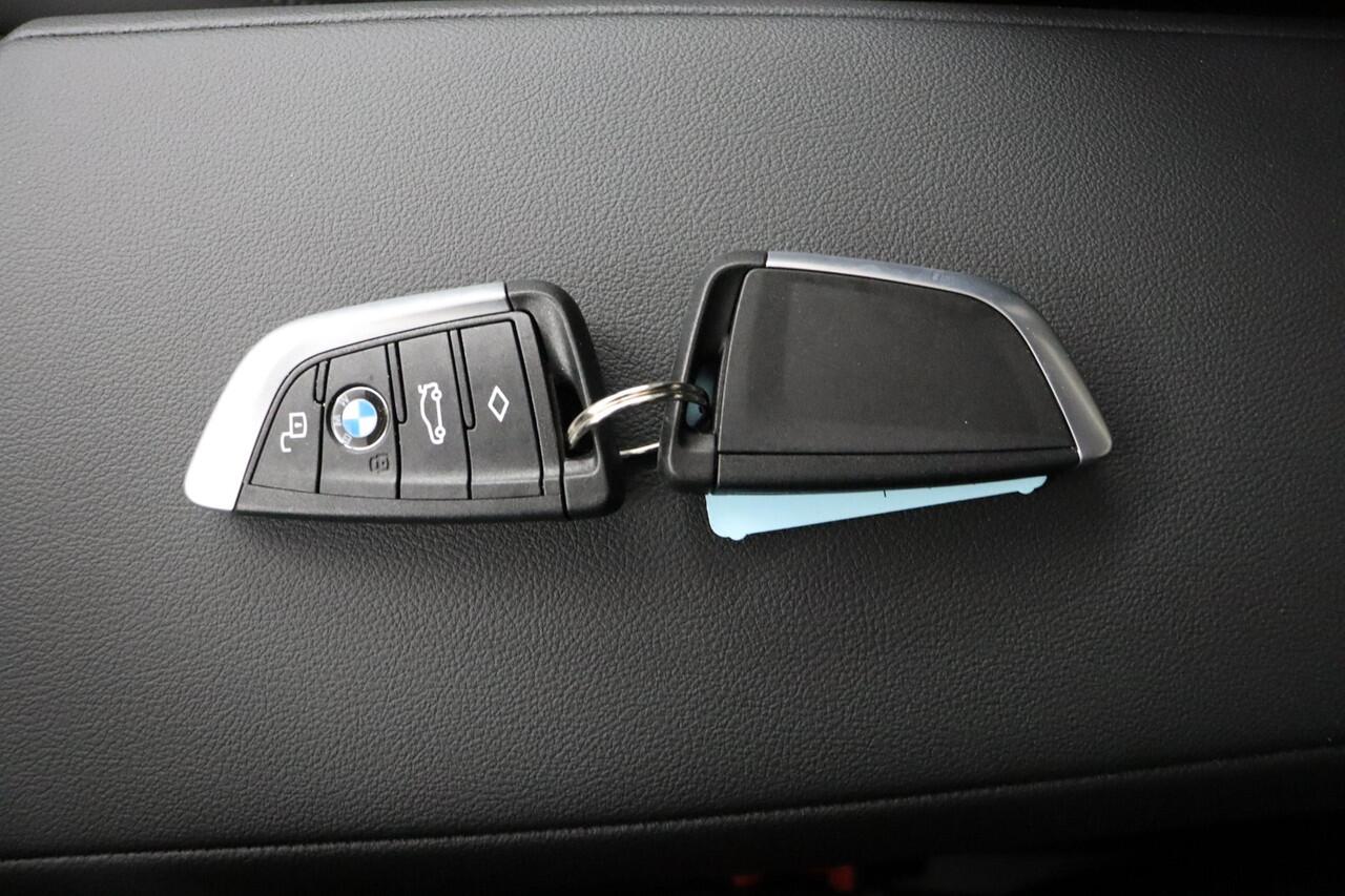 BMW 3-SERIE Sedan 318i M Sportpakket Pro | Trekhaak | Comfort Pack | Innovation Pack | Showroom Selection