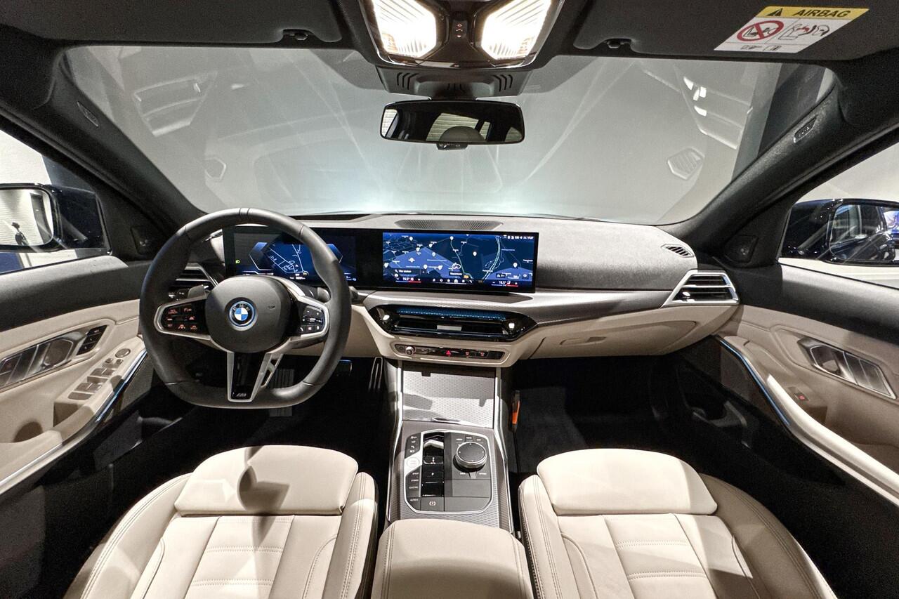 BMW 3-SERIE Touring 330e | M Sport Pro | Glazen Panoramadak | Harman Kardon | Trekhaak |