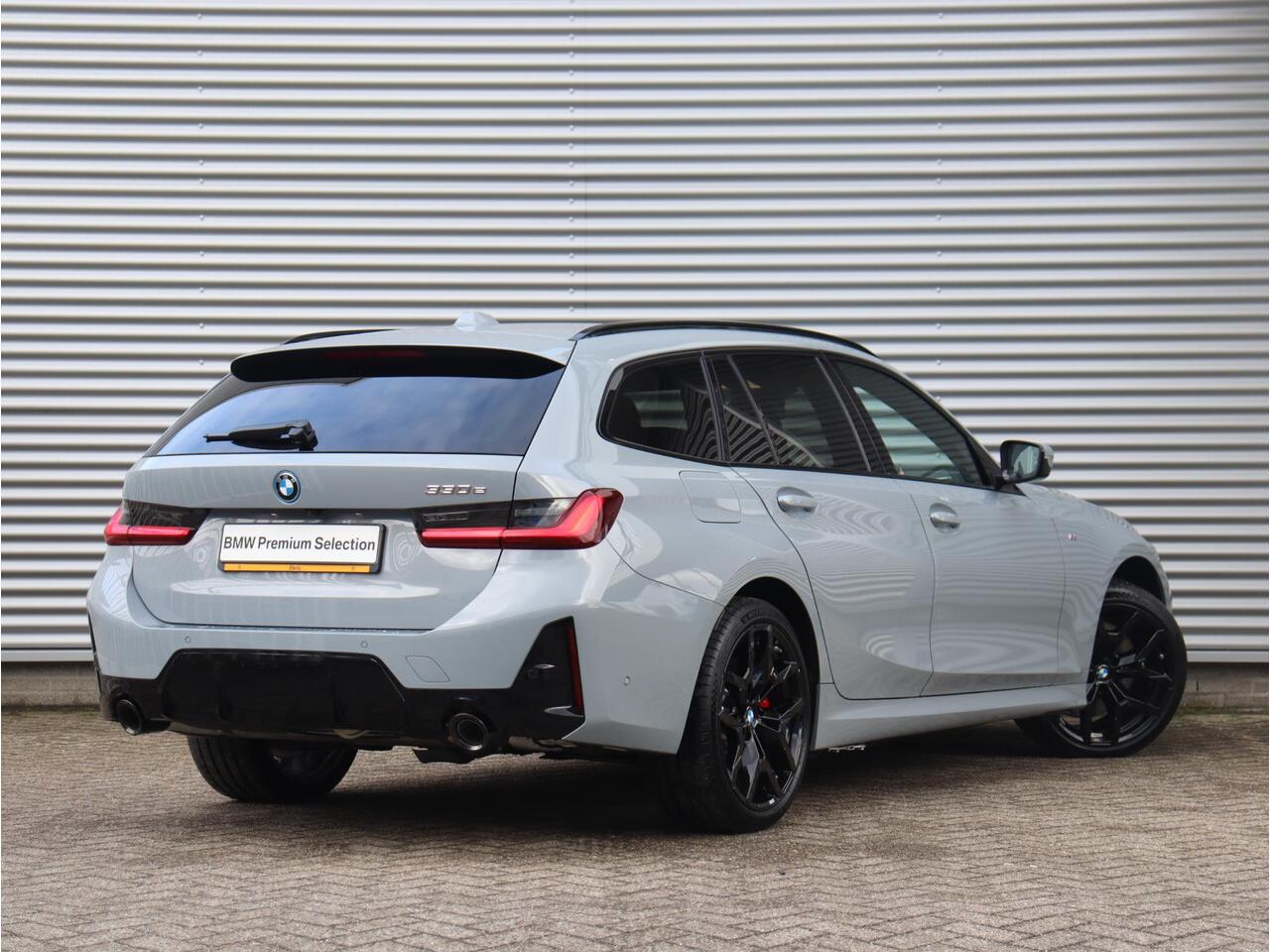 BMW 3-SERIE Touring 330e | M Sportpakket Pro | Panodak | Head-Up | Trekhaak | Driving Assistant Prof. | Parking Assitant Plus | Harman Kardon | Comfort Access | Elektr. Stoelen | 19'' LMV | Ekris Selection