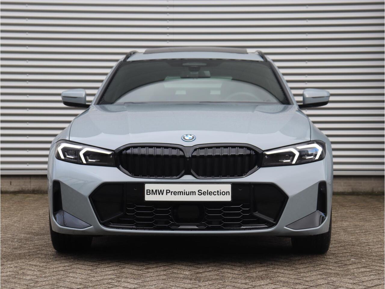 BMW 3-SERIE Touring 330e | M Sportpakket Pro | Panodak | Head-Up | Trekhaak | Driving Assistant Prof. | Parking Assitant Plus | Harman Kardon | Comfort Access | Elektr. Stoelen | 19'' LMV | Ekris Selection