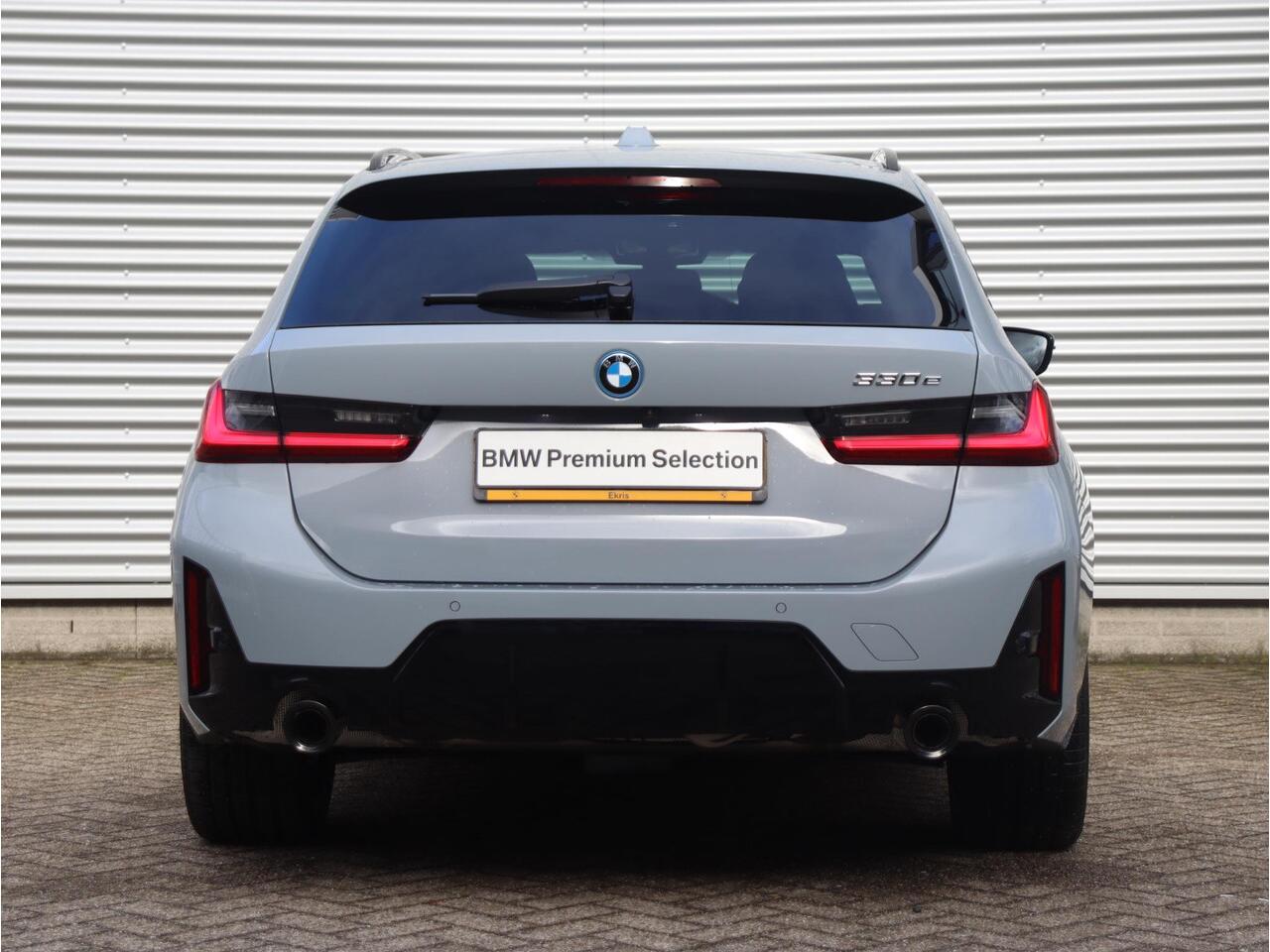 BMW 3-SERIE Touring 330e | M Sportpakket Pro | Panodak | Head-Up | Trekhaak | Driving Assistant Prof. | Parking Assitant Plus | Harman Kardon | Comfort Access | Elektr. Stoelen | 19'' LMV | Ekris Selection
