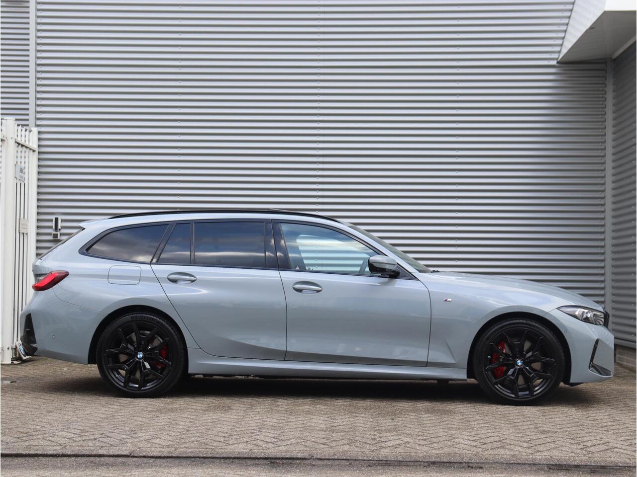 BMW 3-SERIE Touring 330e | M Sportpakket Pro | Panodak | Head-Up | Trekhaak | Driving Assistant Prof. | Parking Assitant Plus | Harman Kardon | Comfort Access | Elektr. Stoelen | 19'' LMV | Ekris Selection