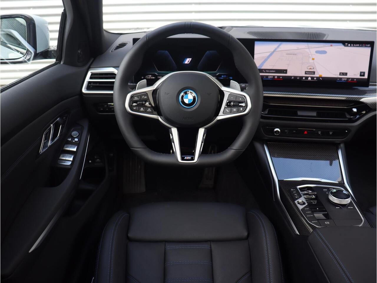 BMW 3-SERIE Touring 330e | M Sportpakket Pro | Panodak | Head-Up | Trekhaak | Driving Assistant Prof. | Parking Assitant Plus | Harman Kardon | Comfort Access | Elektr. Stoelen | 19'' LMV | Ekris Selection